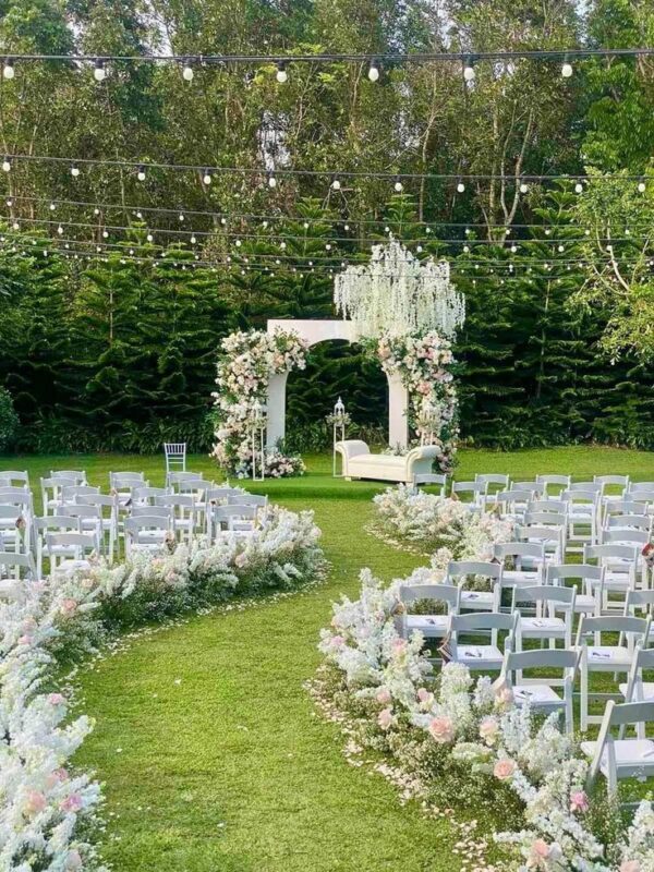 Decor đám cưới ngoài trời với không gian sân vườn lãng mạn, cổng hoa tinh tế và ánh đèn lung linh cho wedding outdoor sang trọng.