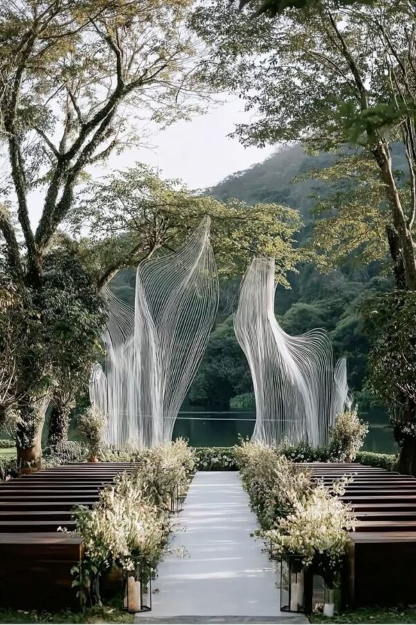 Decor đám cưới ngoài trời giữa thiên nhiên với thiết kế nghệ thuật độc đáo, không gian wedding outdoor sang trọng và lãng mạn.