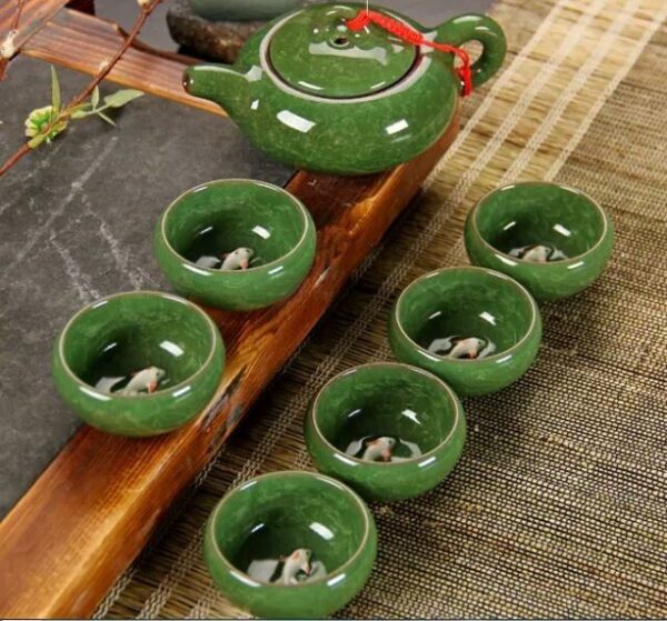 Bộ ấm tách trà gia tiên truyền thống sử dụng trong nghi thức dâng trà ngày cưới