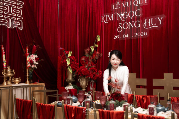 Dịch vụ trang trí gia tiên tone đỏ luxury với backdrop hiện đại và hoa tươi sang trọng tại TP.HCM