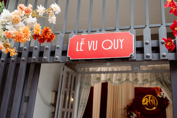 Bảng cổng lễ vu quy hiện đại kết hợp hoa tươi và backdrop sang trọng tại TP.HCM