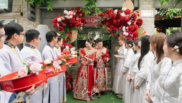Phong tục phát lì xì trong đám cưới người Hoa mang ý nghĩa chúc phúc, may mắn và hạnh phúc cho đôi tân hôn.