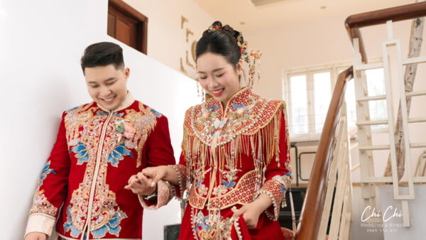 Phong tục chặn cửa trong đám cưới người Hoa với những thử thách vui nhộn dành cho chú rể trước khi đón cô dâu về nhà.