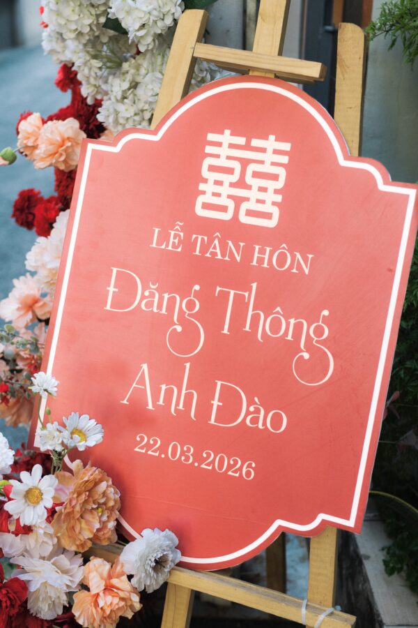 Bảng tên dâu rể decor lễ tân hôn với phong cách hiện đại và tone màu sang trọng