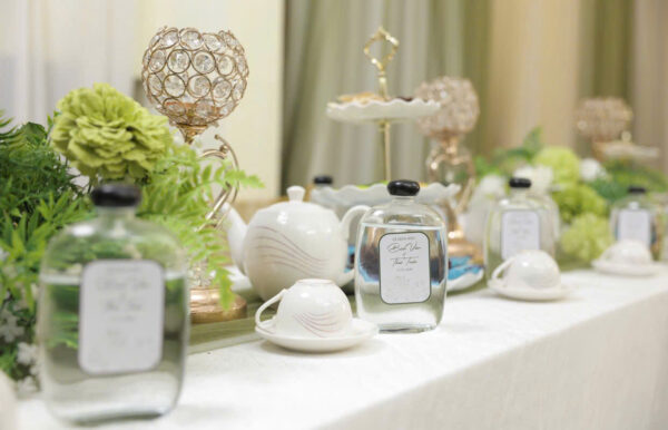 Chai nước in tên dâu rể và phụ kiện decor bàn gallery trong lễ gia tiên hiện đại