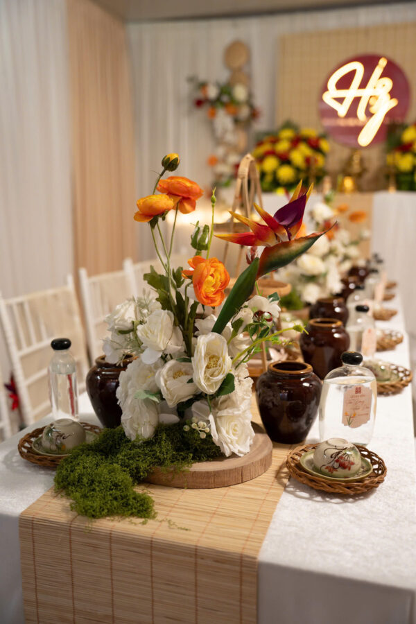 Hoa trang trí bàn gia tiên tone cam đất hiện đại kết hợp decor floral luxury sang trọng
