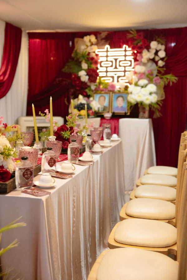 Không gian trang trí gia tiên đầy đủ các hạng mục như backdrop, bàn gia tiên và hoa tươi tại TP.HCM