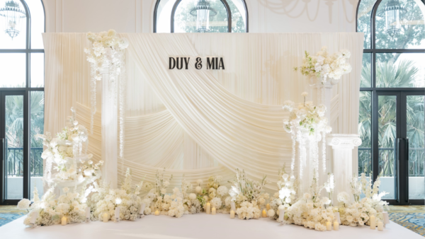 Backdrop cưới hiện đại tối giản là xu hướng được nhiều cặp đôi lựa chọn nhờ thiết kế tinh tế, bố cục hài hòa và khả năng tôn lên vẻ đẹp của không gian cưới.