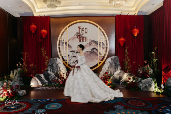 Wedding decor TP.HCM chuyên nghiệp với các hạng mục backdrop, bàn gallery, cổng hoa và lễ gia tiên. Chi Chi Wedding & Event mang đến không gian cưới tinh tế và phù hợp với từng phong cách.