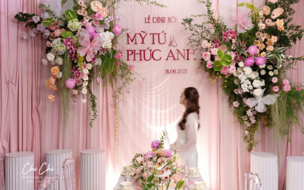Trang trí gia tiên ngày đính hôn đẹp với backdrop, hoa tươi và không gian tiếp khách được thiết kế đồng bộ, phù hợp với các nghi thức cưới hỏi truyền thống.