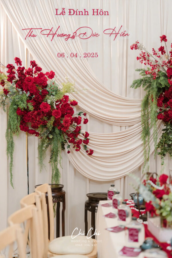 Trang trí lễ đính hôn đẹp với không gian được thiết kế chỉn chu, kết hợp backdrop, hoa tươi và các chi tiết decor tinh tế, tạo nên buổi lễ sang trọng và ý nghĩa.