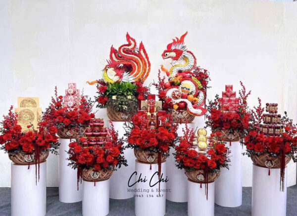 Mâm quả cưới hỏi gồm nhiều lễ vật quan trọng như trầu cau, trà, rượu, bánh phu thê, trái cây, xôi gấc và heo quay, mang ý nghĩa tốt đẹp trong ngày ăn hỏi.