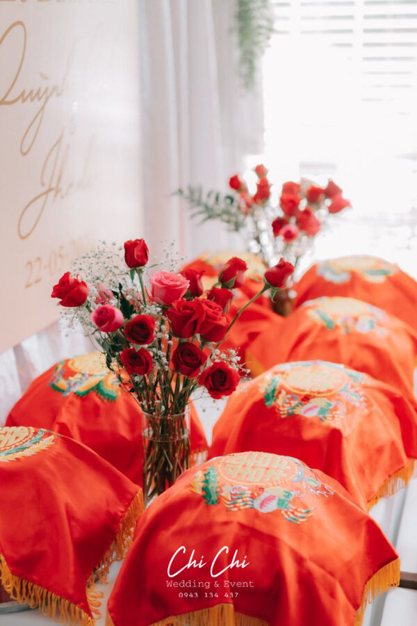 Ý nghĩa mâm quả cưới hỏi không chỉ nằm ở giá trị lễ vật mà còn thể hiện sự gắn kết giữa hai gia đình, lòng biết ơn cha mẹ và lời chúc hạnh phúc dành cho cô dâu chú rể.