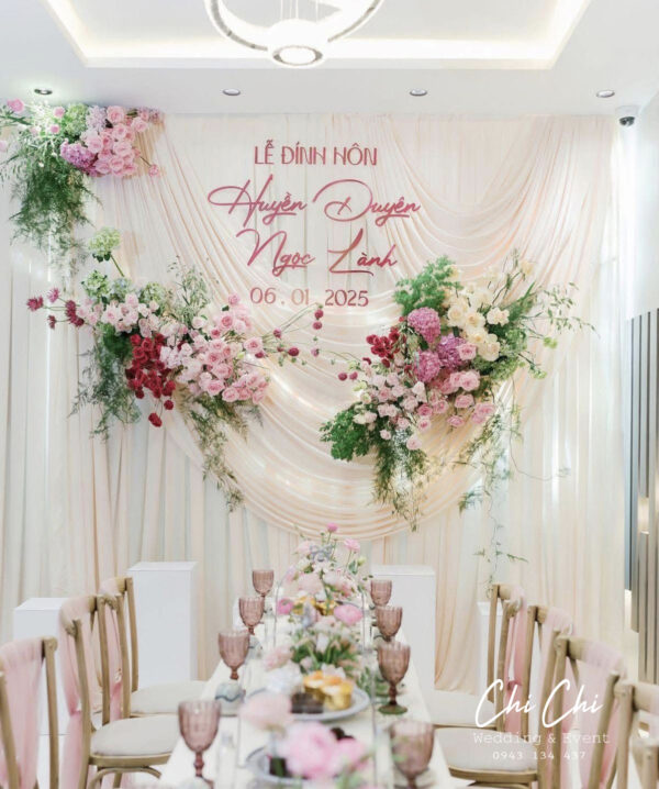 Backdrop đính hôn là điểm nhấn quan trọng trong không gian lễ đính hôn, giúp tạo nên sự trang trọng, tinh tế và lưu giữ những khoảnh khắc đáng nhớ của cô dâu chú rể.